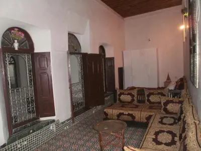 a room with a bedroom with a bed and a door at Chez L'habitant Boueden in Fès
