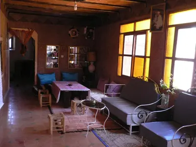 a living room with a couch and a table at Gte Tawada - Valle Heureuse - Chambre pour 2 Personnes in Agouti