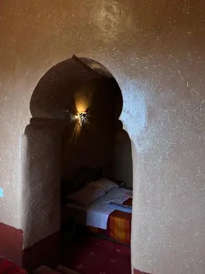 a bedroom with a bed in an arch way at La Fibule D'or in Aït Ben Haddou