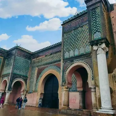 a building with two people standing in front of it at Apartment Hamria Meknes BT in Meknès