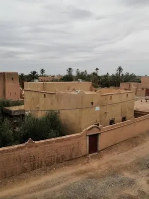 an old building in the middle of a desert at Gîte Ait lmaalam chez Ahmed in Skoura