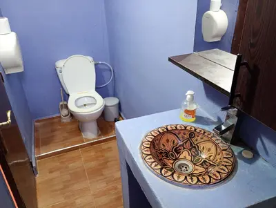 a small bathroom with a toilet and a sink at Grotte Salwa in Aït Ben Haddou