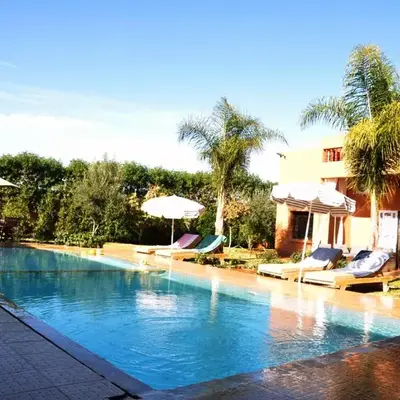 Jolie villa moderne avec piscine privée.