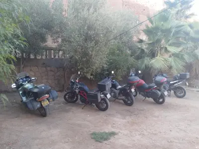 a group of motorcycles parked next to a wall at Hotel et Restaurant Riad Amodou in Tinerhir