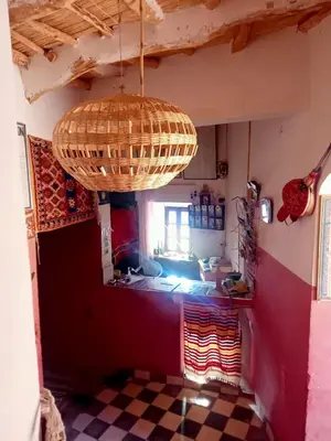 a room with a kitchen with a chandelier at auberge restau tombouctou in Aït Ben Haddou