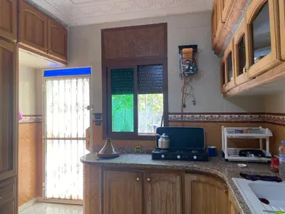 a kitchen with a counter with a tv on it at Appartement Villa Rayhana in Khenifra