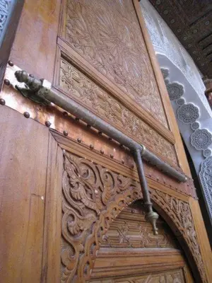 a wooden door with a pipe on top of it at Riad Layalina Fes 7 Chambres & 18 Personnes Piscine, Parking, Vue & Wifi au Pied Medina in Fès