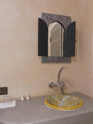 a bathroom sink with a mirror on the wall at Dar Diafa Chez Anaam in Er Rachidia