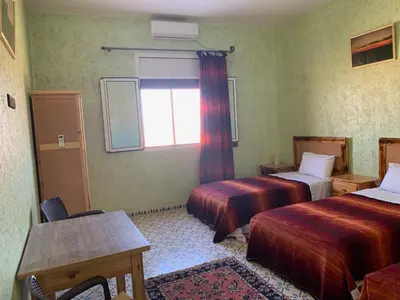 a hotel room with two beds and a window at Birgits Bed & Bistro, Garage für Biker kostenlos in Madkhal Meski