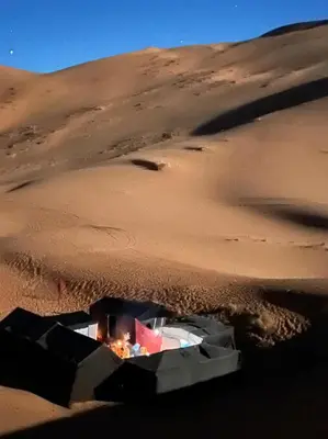 a small house in the middle of a desert at Gambi Camp in Hassilabied
