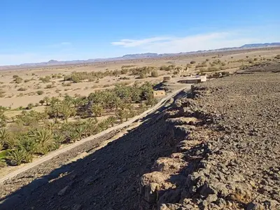 a dirt road in the middle of a desert at Auberge camping café restaurant Relax Tazoulait in Bou Dib