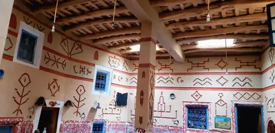 a room with graffiti on the walls at Riad DAR outebba in Zaouïet Sidi Daoud
