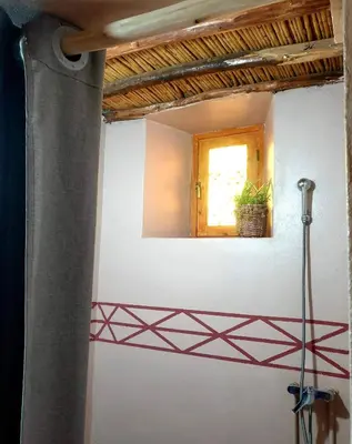 a bathroom with a mirror on the wall at Maison d'hôtes IZZA in Kalaat MGouna