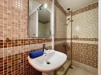 a bathroom with a white sink and a mirror at Magnifique villa - 5 chambres - Ifrane in Ifrane