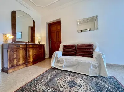 a living room with a couch and a mirror at Magnifique villa - 5 chambres - Ifrane in Ifrane