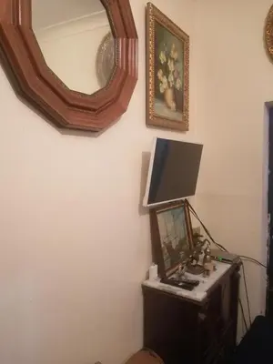 a desk with a computer and a mirror on a wall at Magnifique appartement avec un bon emplacement in Fès