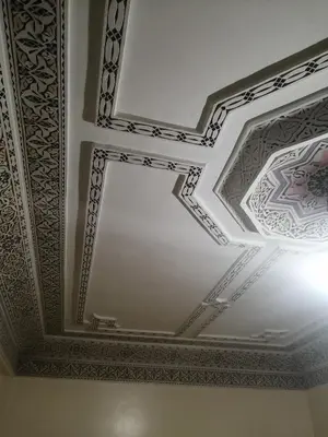 a coffered ceiling with ornate detailing in a room at Magnifique appartement avec un bon emplacement in Fès