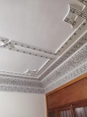 a room with a coffered ceiling and a wooden door at Magnifique appartement avec un bon emplacement in Fès