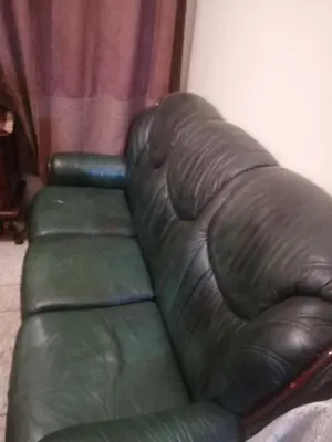 a black leather couch in a living room at Magnifique appartement avec un bon emplacement in Fès
