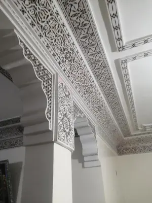an ornate coffered ceiling in a room at Magnifique appartement avec un bon emplacement in Fès