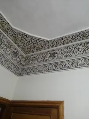 a white ceiling with a stenciled design on it at Magnifique appartement avec un bon emplacement in Fès