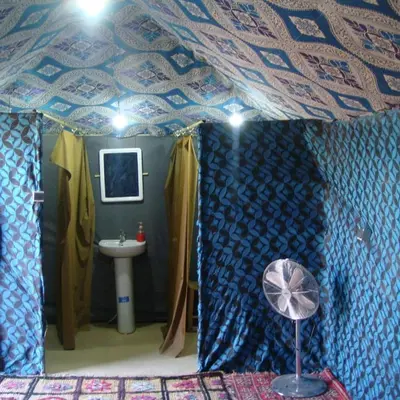 a bathroom with a blue and white patterned ceiling at Bivouac la fibule des Dunes in Merzouga