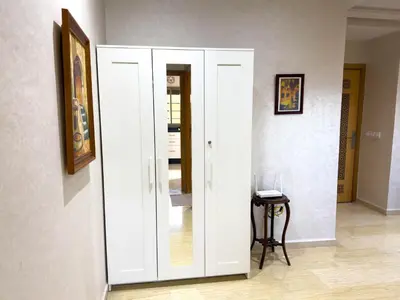 a white door in a room with a table at Appartement Luxueux, 2 chambres, à 300m de la Gare de train in Fès