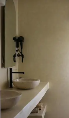 a bathroom with two sinks on a counter with a mirror at Kasbah des cyprès in Skoura