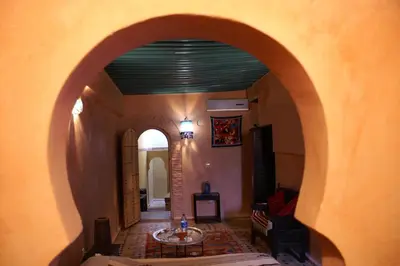 a hallway with an archway in a house at Riad Felloussia in Meknès